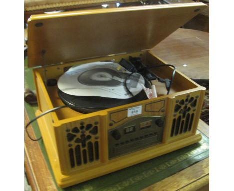 Modern record player in a vintage style case. (B.P. 24% incl. VAT)
