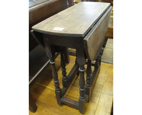 Small oak gate legged table. (B.P. 24% incl. VAT)