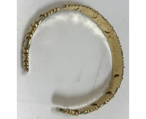 An Italian 18 carat bangle of segmented form, 6 cm diameter, 18 g 