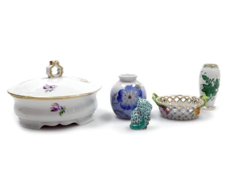 A group of Continental porcelain, including a 20thC Vienna porcelain dressing table box and cover, painted with floral sprigs