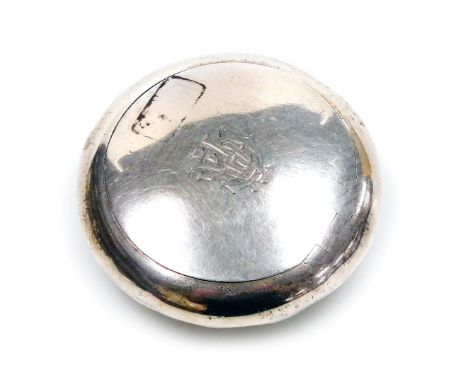 An Edward VII silver compact, of circular form, the lid monogram engraved, Goldsmiths and Silversmiths Company, London 1905, 