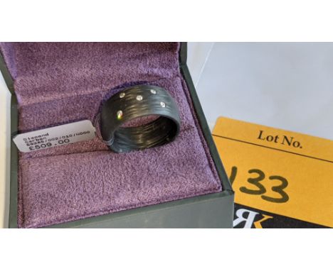 Carbon &amp; speckle diamond ring RRP £509We have used a ring sizer mandrel to determine the inside diameter in mm of this ri