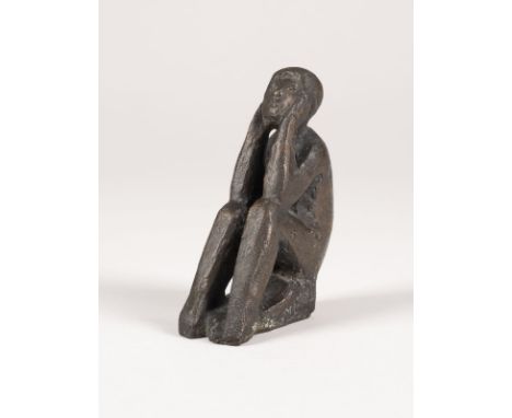 MARIANNE LÜDICKE1919 Frankfurt am Main - 2012 MarquarsteinSITZENDER BUB (1962) Bronze, dunkelbraun patiniert. H. 10,8 cm, Gew