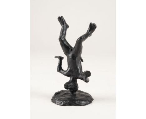 JÖRG IMMENDORFF1945 Bleckede - 2007 DüsseldorfAFFE, AUF DEM KOPF STEHEND Bronze, mit schwarzer Patina. 16 x 8,5 x 8 cm. Stemp
