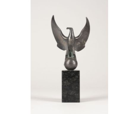 ARNO BREKER1900 Elberfeld - 1991 Düsseldorf'ADLER' (1985) Bronze, grau patiniert, auf Steinsockel. Ges.-H. 29 cm, Ges.-Gew. 2