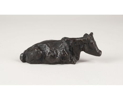 CURT BECKMANN1901 Solingen - 1970 Düsseldorf'LIEGENDE KUH' (1965) Bronze. 19 x 7 x 6,5 cm. Seitlich monogrammiert, eines von 