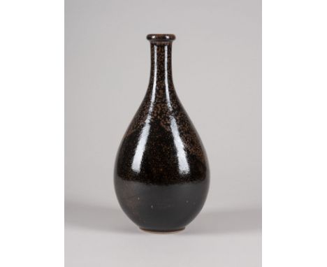 HORST KERSTAN1941 Frankfurt am Main - 2005 KandernLANGHALSFLASCHE Deutschland, Kandern, nach 1970 Heller Scherben, Ölfleckeng