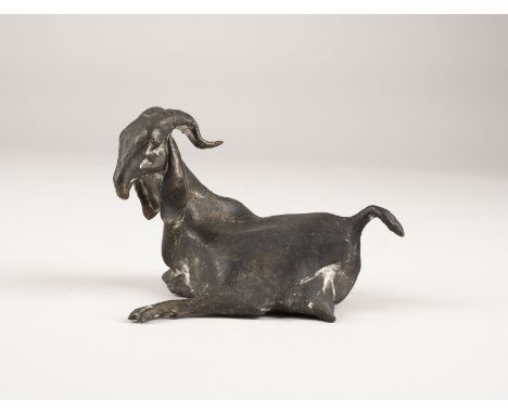 HEIDE DOBBERKAU1929 Celle - 2021 Bergisch GladbachZIEGE Bronze, dunkelbraun patiniert. H. 9 cm, B. 13 cm, T. 8 cm, Gew. 0,6 k