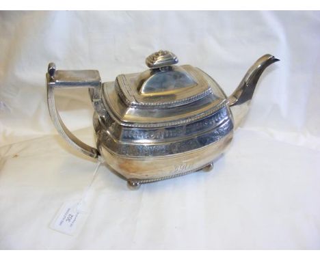 A silver teapot with engraved decoration - 20oz