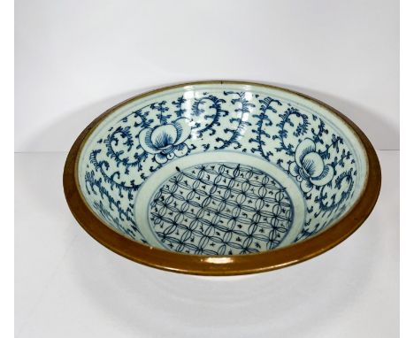 A late 18th/early 19th Century Chinese blue and white basin bowl with cafe-au-lait glazing to outside, d. 29cmm (star-shaped 