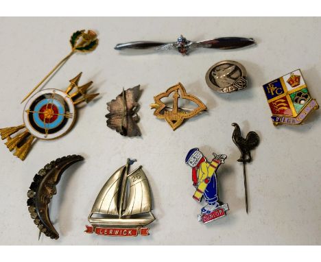 A DUNLOP enamelled caddy brooch and an interesting selection of similar brooches and pins 