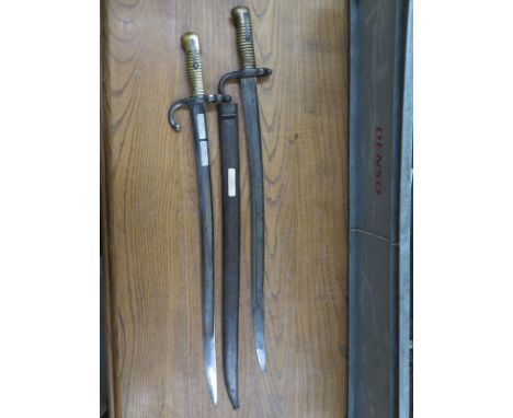 An 1866 pattern St Ethenne Armoury Chasspot 1869 Bayonet (sabre) with scabbard - Length 69cm