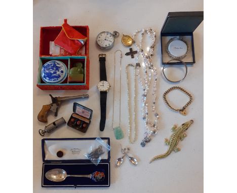 A quantity of vintage jewellery and collectables to include a silver gilt chain bracelet with locket clasp, a large Butler &a
