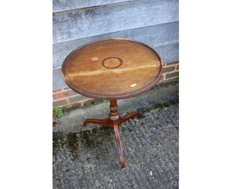 An early 19th century mahogany and inlaid circular top occasional table, on tripod splay supports, 19 1/2" dia x 26 1/2" high