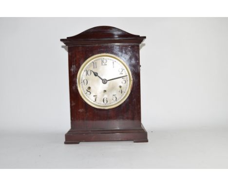 Mahogany cased mantel clock with German movement, circular Arabic chapter ring and bracket feet, 28.5cm wide
