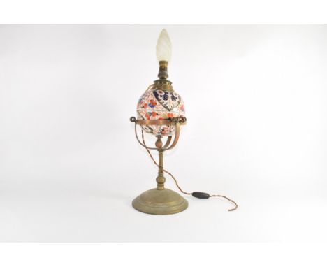 Oil lamp with ceramic reservoir in an Imari design, on brass base