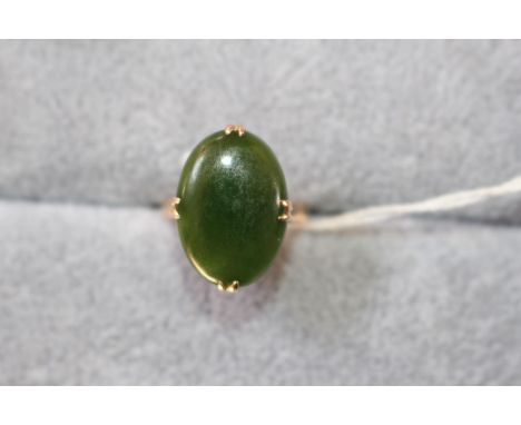 Ladies 18K Chinese Oval Jade claw set ring 4.5g total weight. Size P 