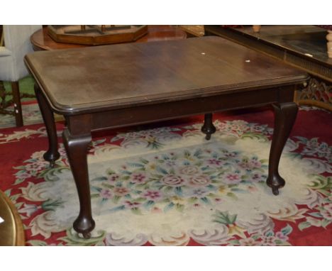 A mahogany wind out dining table, moulded rounded rectangular top, shaped legs, ceramic casters, c.1900.