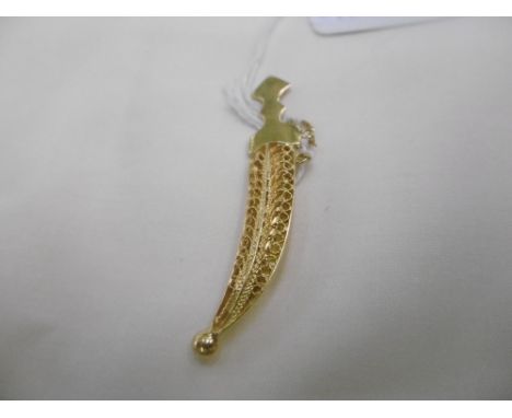 YELLOW METAL SWORD IN SCABBARD BROOCH