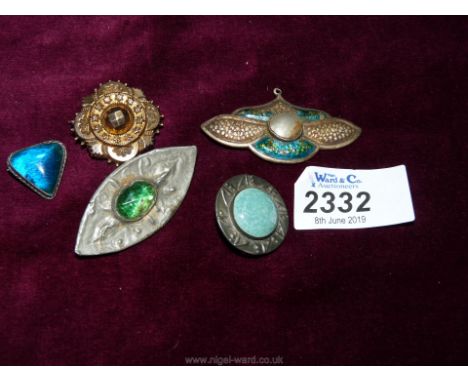 A quantity of brooches including a Butterfly wing brooch, enamel (a/f), Keeper brooch with picture to the back etc.