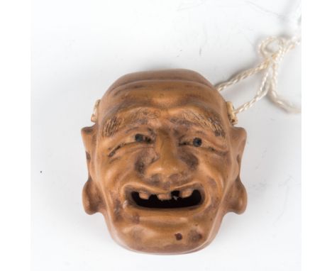 Netsuke- Schauspieler-MaskeKnochen geschnitzt. L.: ca. 4,5 cm, B.: 3,5 cm. 