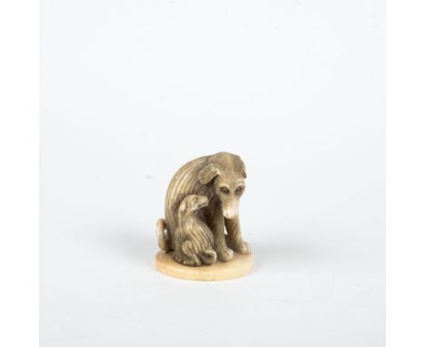 Netsuke - Zwei HundeBein, unter dem Stand sign. 4,5 cm. 