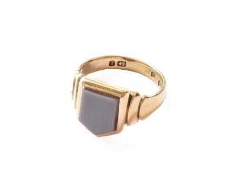 A 9 carat gold hardstone signet ring, finger size PGross weight 5.5 grams.
