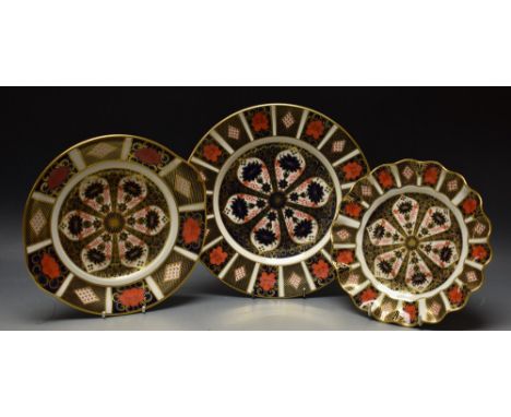 Royal Crown Derby - an 1128 pattern wavy edge plate 22cm;an 1128 pattern plate 27cm, both first quality; an 1128 bread and bu