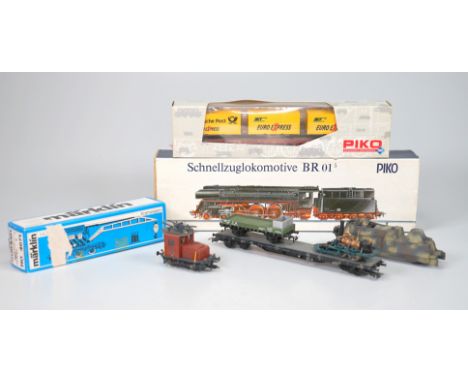 Konvolut Wagen u. Züge, Piko, märklin u. weitere, Spur H0.8 Artikel, z.T. mit OVP, z.T. ohne.Märklin:#4671: gelb-schwarzer Kr