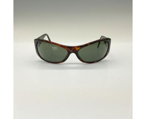 These Persol 2884 sunglasses in color 2431 are a timeless accessory crafted in Italy. Featuring a animal print mottled black 