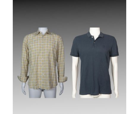 Sizes: 41/L. This pair of shirts includes a casual blue polo with a classic and understated design, perfect for everyday wear