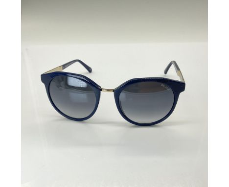 These chic cat-eye sunglasses feature a full-frame design crafted from acetate and metal, accented with a braided metal templ