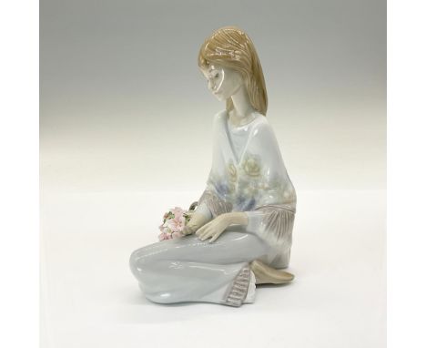 Glossy porcelain figurine, depicting a woman with a basket of flowers. Lladro backstamp. This item has its original box: 7.5"