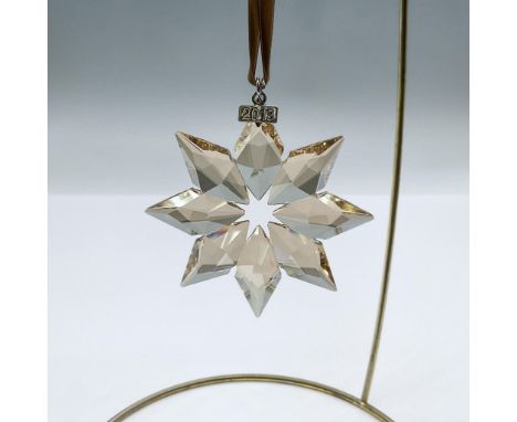 This sophisticated star features a crystal golden shadow which reflects light in a unique way. It has a silver tone metal tag