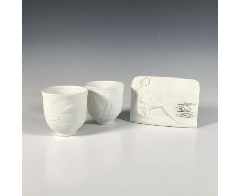 This lovely set includes Charter Member Plaque (1017601) Sailing The Seas candleholder (1017657), and Dolphins At Play candle