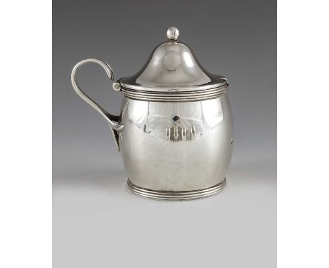 William Allen III, London 1805, a George III silver mustard pot of barrel shape form, the plain body with reeded borders, the