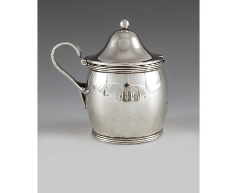 William Allen III, London 1805, a George III silver mustard pot of barrel shape form, the plain body with reeded borders, the