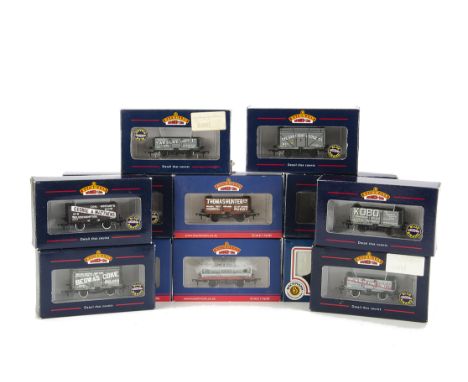 Bachmann 00 Gauge Freight Stock: One dozen assorted 4-wheel wagons, including cattle, private owner wagons (including 3 Bachm