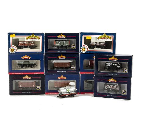 Bachmann 00 Gauge Freight Stock: One dozen assorted 4-wheel wagons, including cattle, private owner coal wagons (including 2 