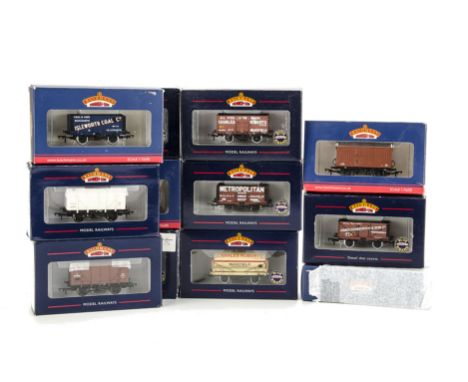 Bachmann 00 Gauge Freight Stock: One dozen assorted 4-wheel wagons, including fruit van, private owner wagons (including 3 Ba