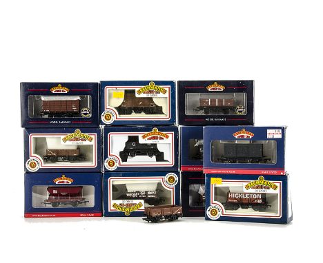 Bachmann 00 Gauge Freight Stock: One dozen assorted 4-wheel wagons, including cattle, 7-plank opens, vent vans and many other