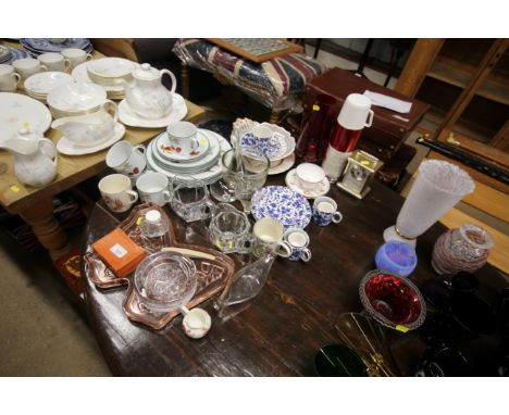 A quantity of various sundry items to include mantel clock, red glass vase, a glass pestle and mortar, a quantity of Royal Wo