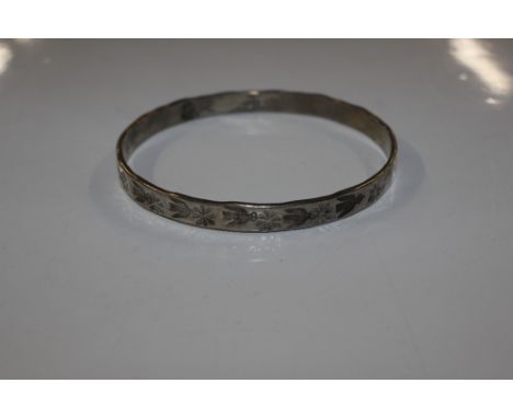 A solid Sterling silver Indian full bangle, approx. 18.5gms 