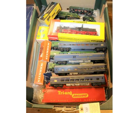 21x OO/HO gauge European outline model railway items by Fleischmann, Tri-ang, etc. Including 4x locomotives; a Fleischmann DB
