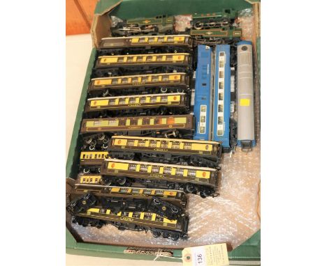 22x OO gauge model railway items by various makes including Hornby, Tri-ang, Wrenn, etc. Including 4x locomotives; 2x BR 2-6-