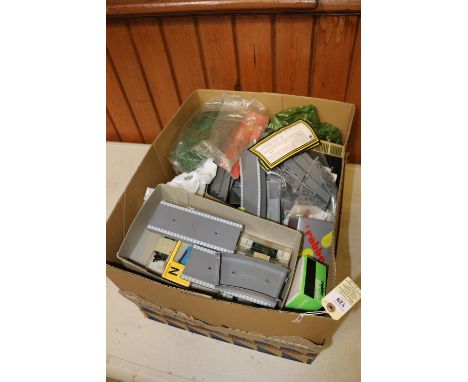 A quantity of OO gauge model railway including 5x locomotives; a BR Castle Class 4-6-0, Dock Authority 0-4-0 diesel shunter, 