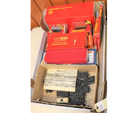35x OO gauge model railway items by Hornby Dublo, Hornby Railways, Wrenn, etc. Including 2x locomotives; a Hornby Dublo BR Cl