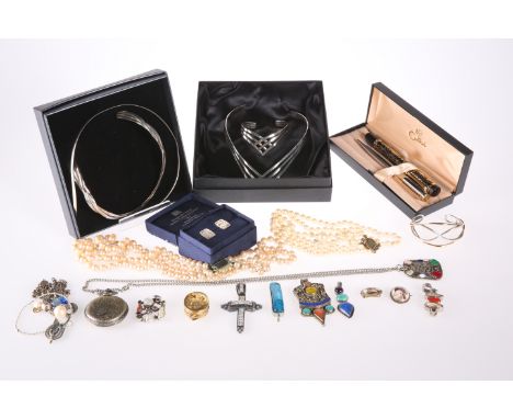 A QUANTITY OF SILVER AND COSTUME JEWELLERY; INCLUDING A SILVER TORQUE NECKLACE BY NAVILAND-NYE; A SILVER TORQUE NECKLACE AND 