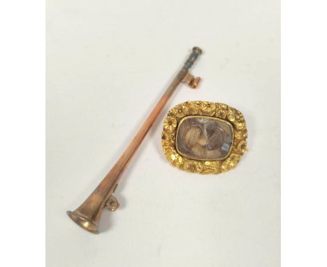 Georgian gold locket brooch and a hunting horn pin, 9g gross.&nbsp; (2) 