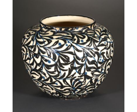 Max Laeuger, Vase Zweige, 1921-23Max LaeugerKarlsruhe, MajolikamanufakturMajoika, Schlicker in Schwarz und Blau auf weißem Gr